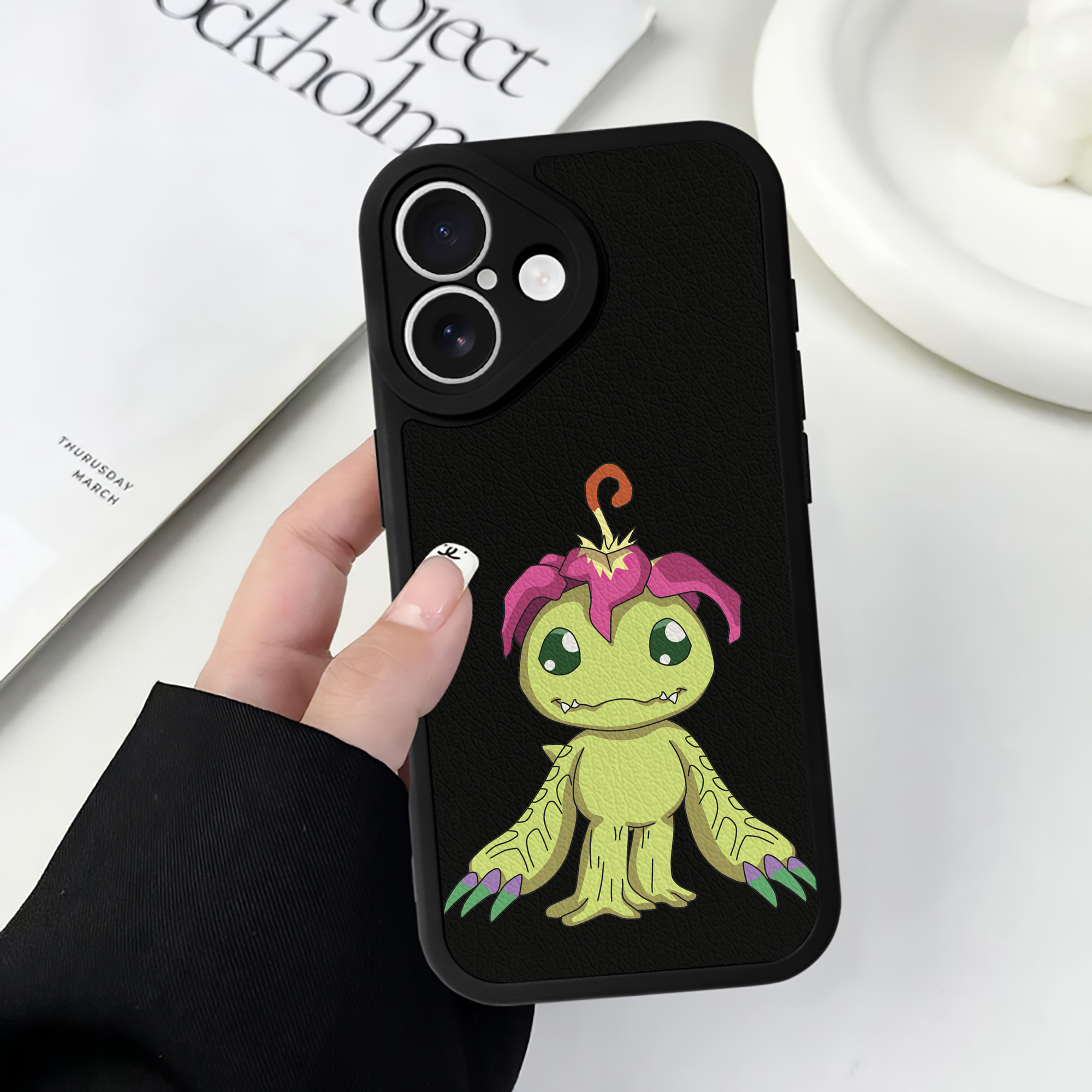 （画像用） Digimon デジタルモンスター/デジモン 【iPhone 16シリーズ対応】シリコンスマホケース（レザー調） 材質：シリコン